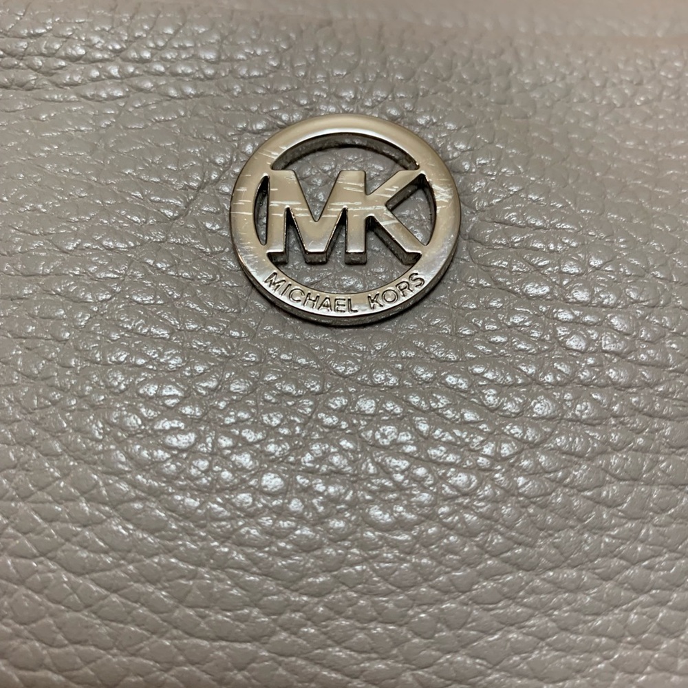 *SOLD*Micheal Kors gray shoulder bag - Picture 3 of 4